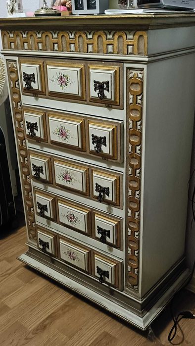 Aparadores de madeira entalhada