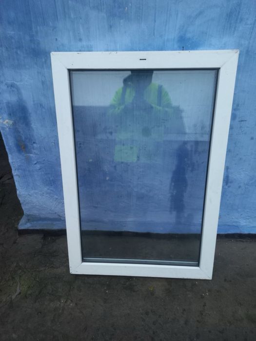 Продав пластикове окно