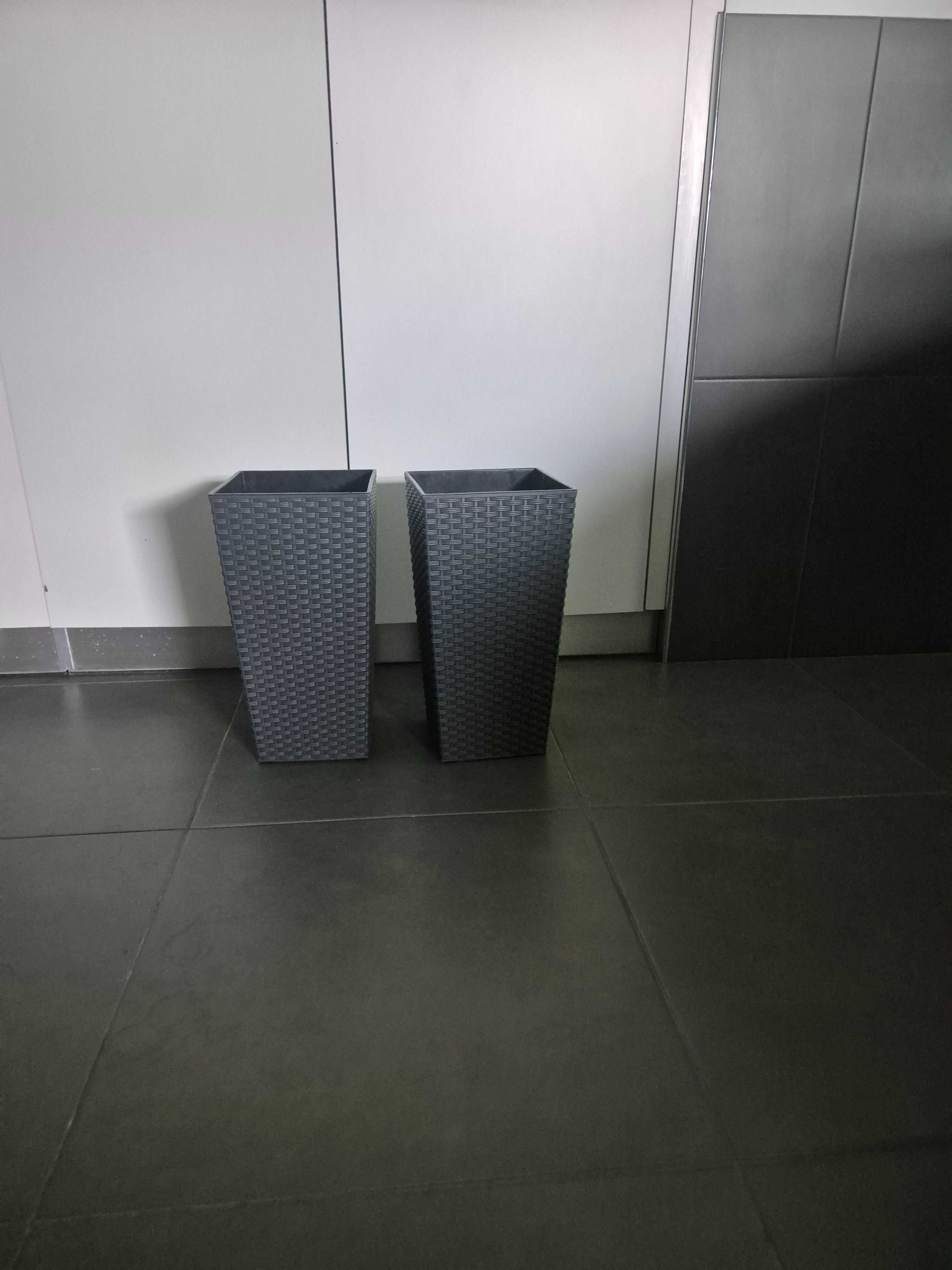 Vasos rattan cinzentos