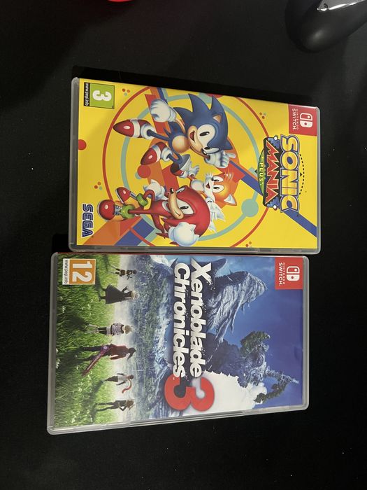Nintendo Switch com dois jogos e suporte para o joy-con