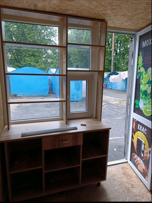 Металевий кіоск для роздрібної торгівлі.