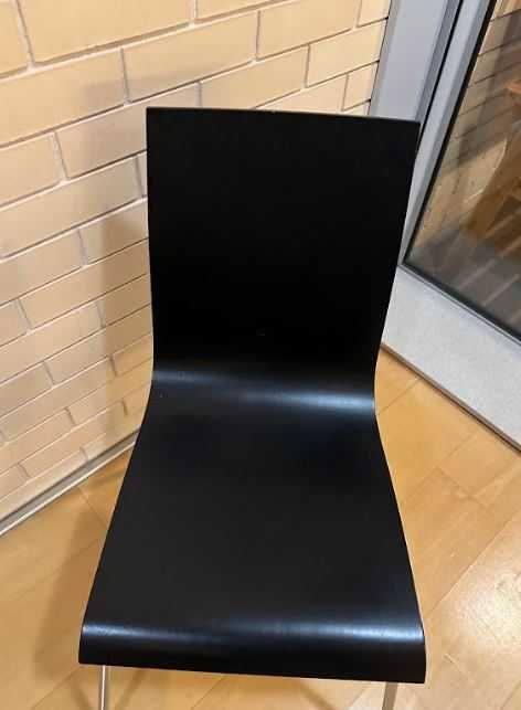 Três cadeiras pretas