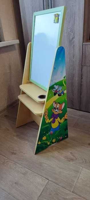 Детский стол для рисования + магнитная доска с полочками