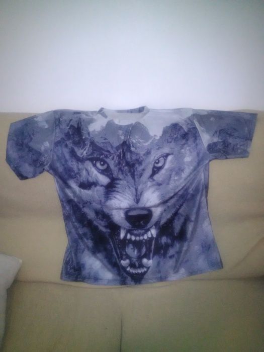 Vendo T-shirt com imagem de lobo