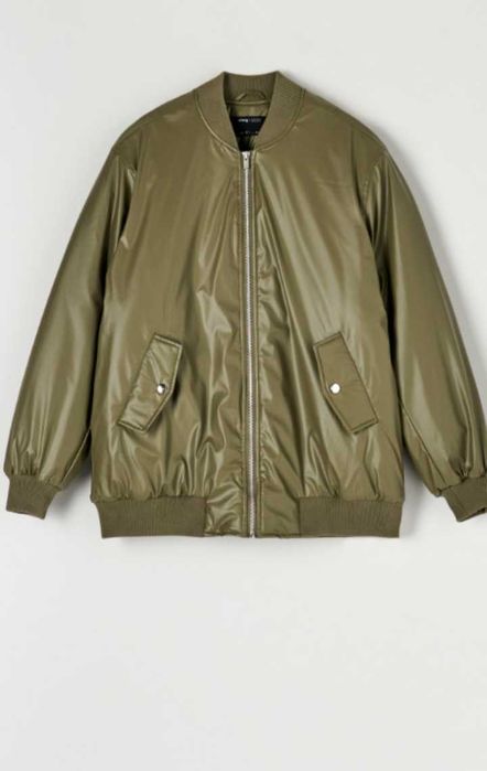 Класний трендовий утеплений бомбер