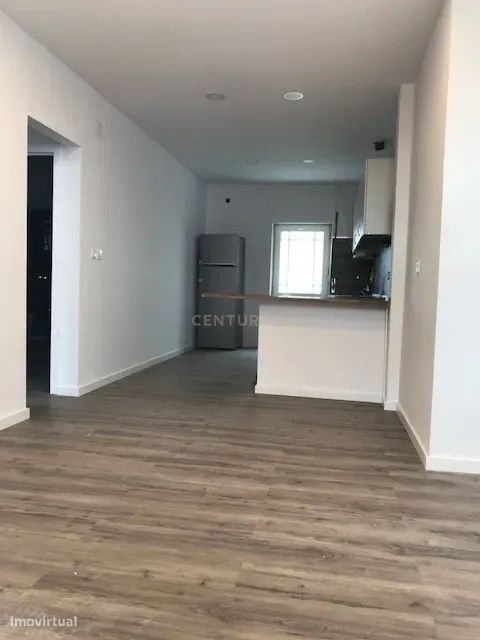 Loja convertida em Apartamento com 74m2 - Possível Licença Habitação