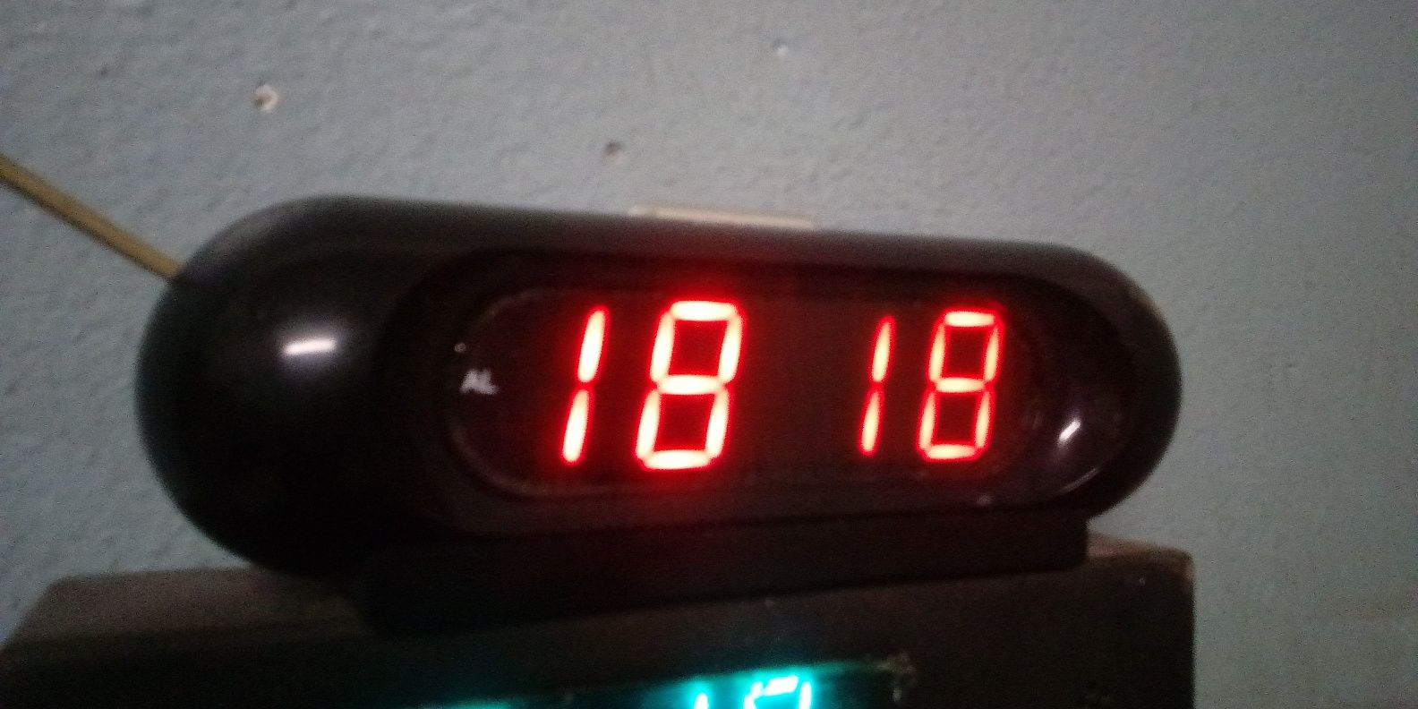 Часы электронные показывают время,будильник,температуру дату.рабочие.