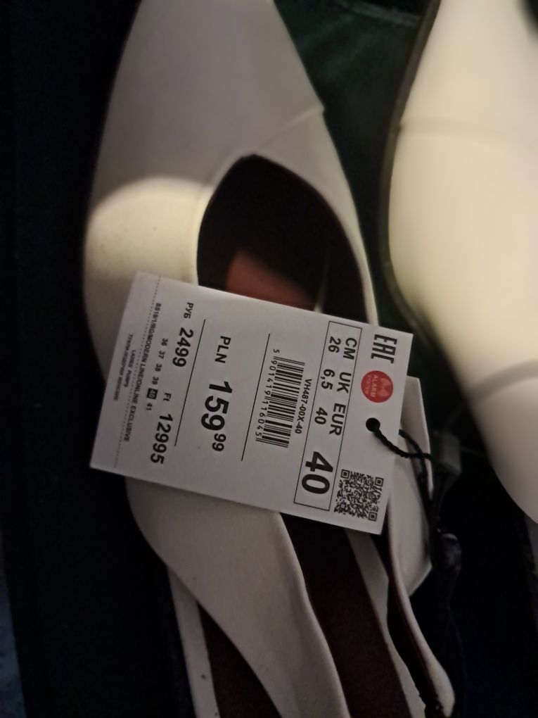 Białe buty wsuwane z odkryta pietą