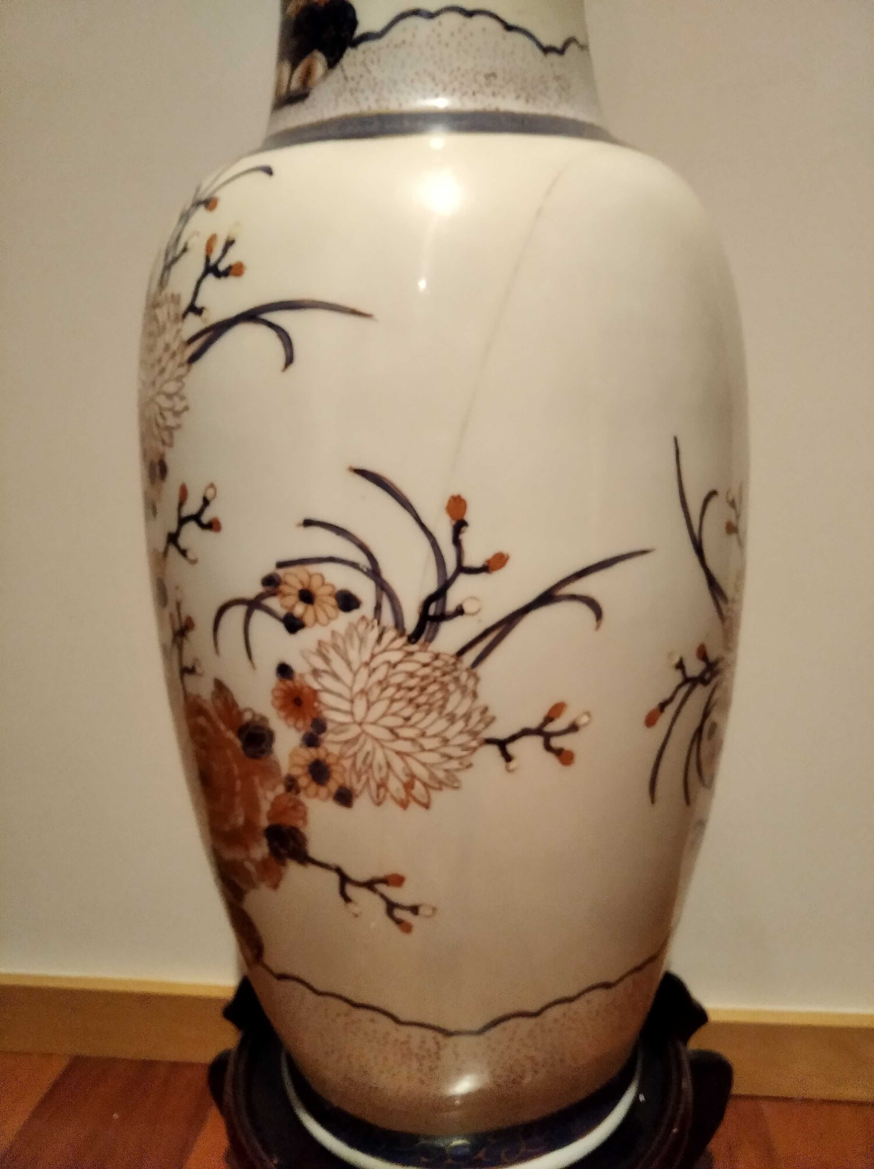 Jarrão de porcelana oriental com base em madeira