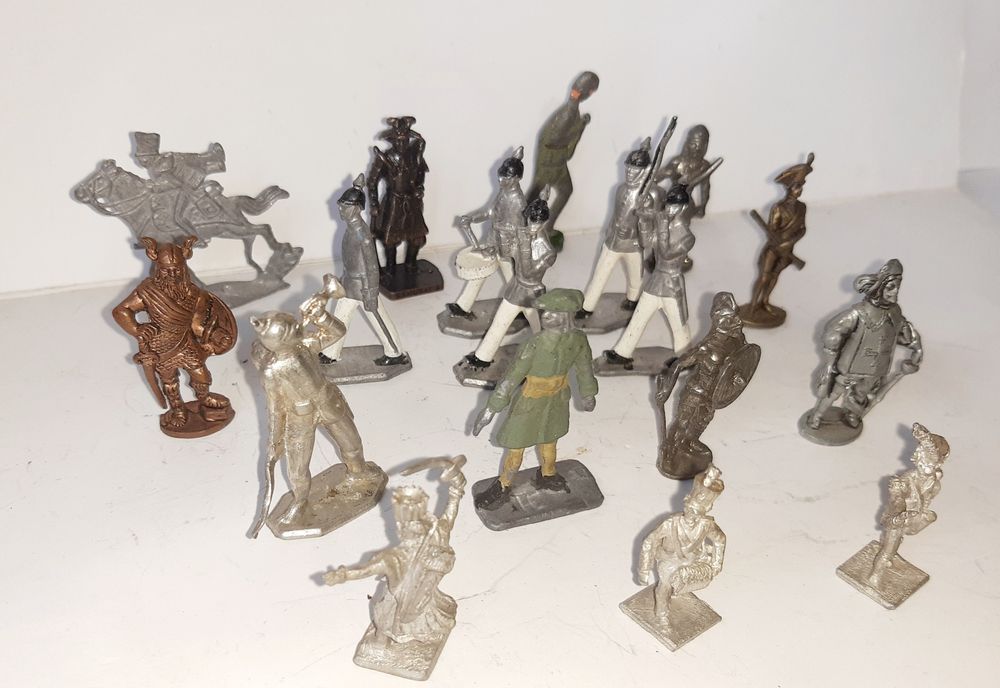 Grande lote de figuras de chumbo antigas