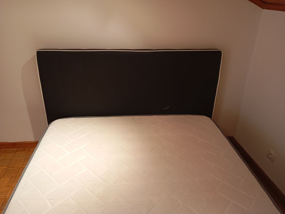 Cama casal forrada a pele sintética