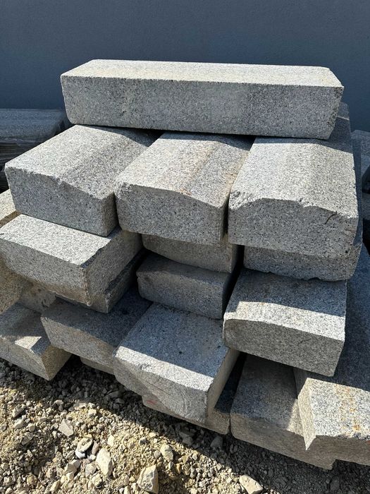 Materiały betonowe z rozbiórki – kostka, krawężniki, pokrywy, obrzeża,