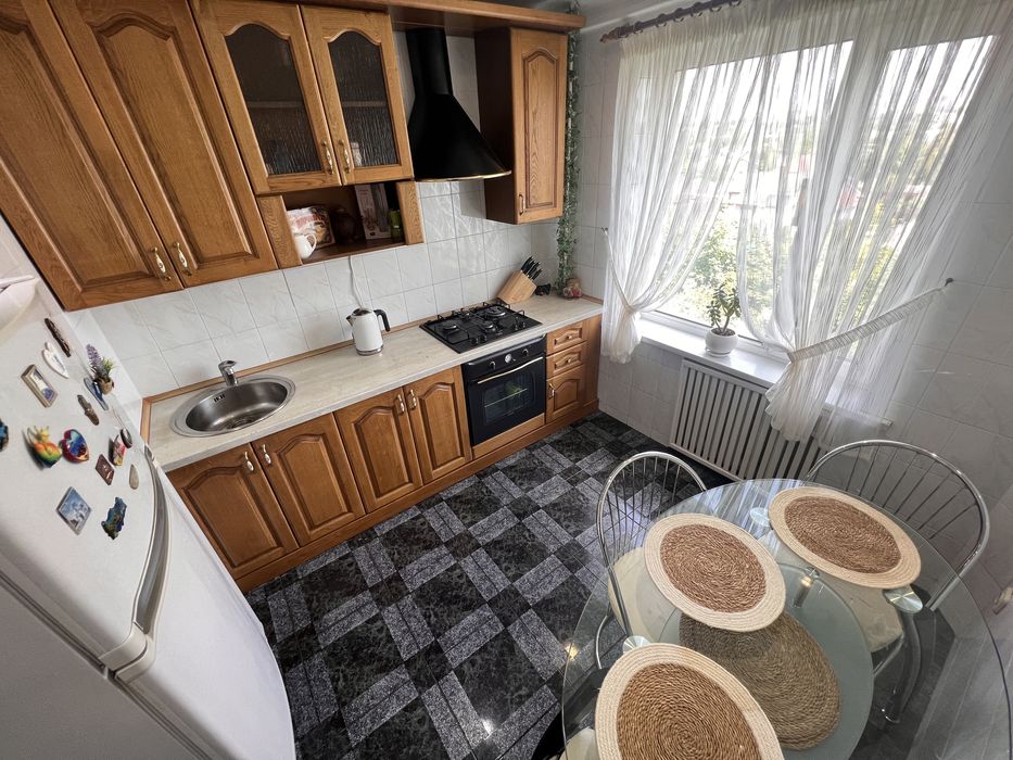 Продаж 3-кімнатної Центр, ремонт, 67м2, покращений план