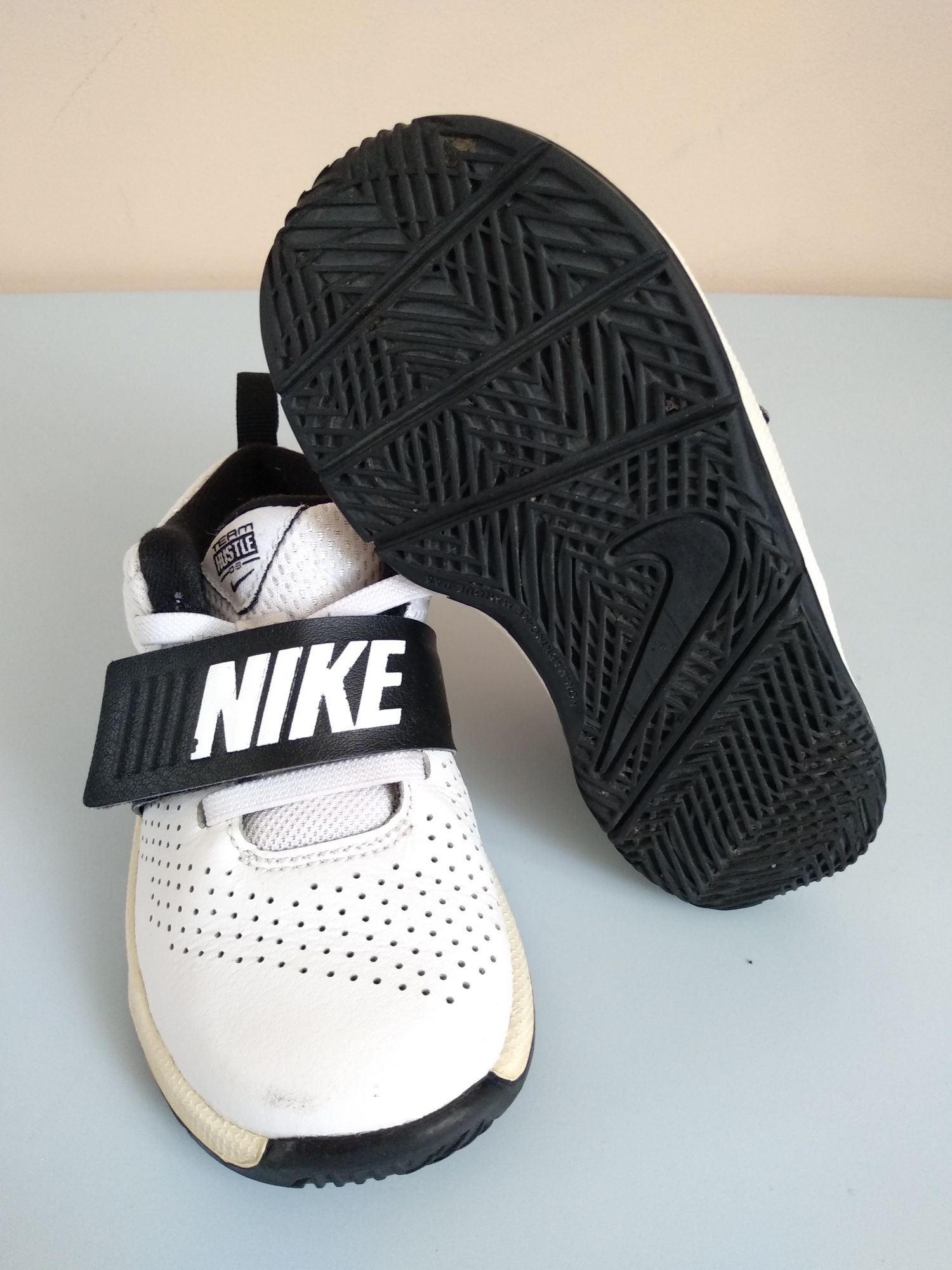 Buciki skórzane chłopięce firmy Nike rozmiar 26