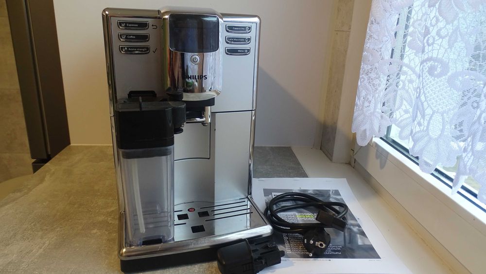 Ekspres ciśnieniowy Philips LatteGo EP 5363, po serwisie, stan dobry.
