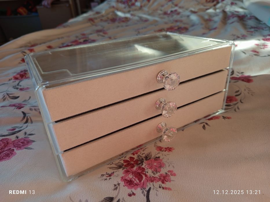 Trzypoziomowa szkatułka akrylowa beżowa