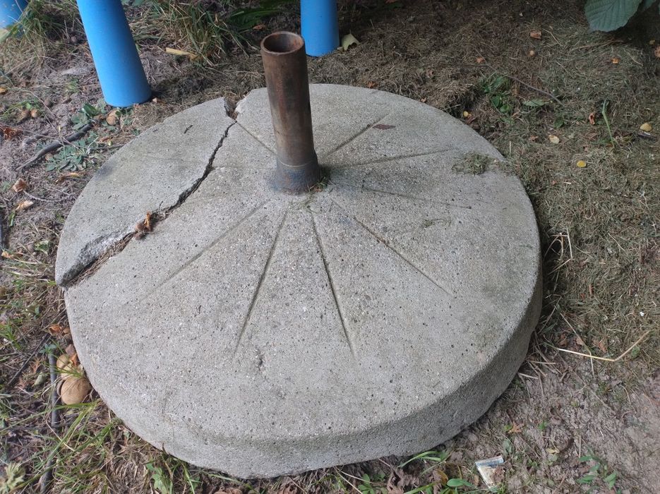 Ciężka podstawa betonowa do parasola ogrodowego barowego