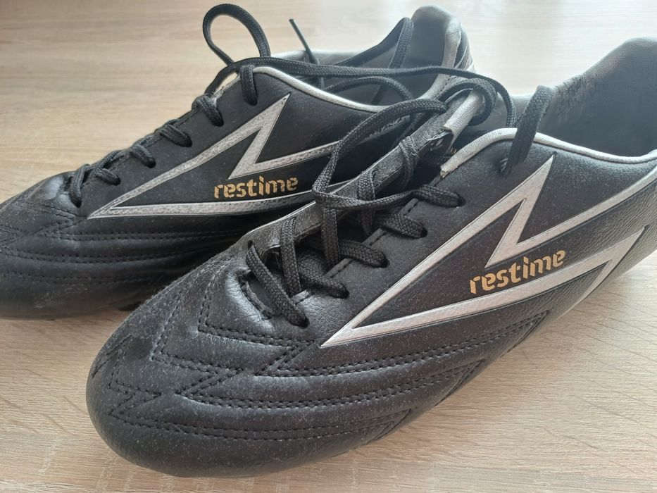 Бутси, копачки для футболу