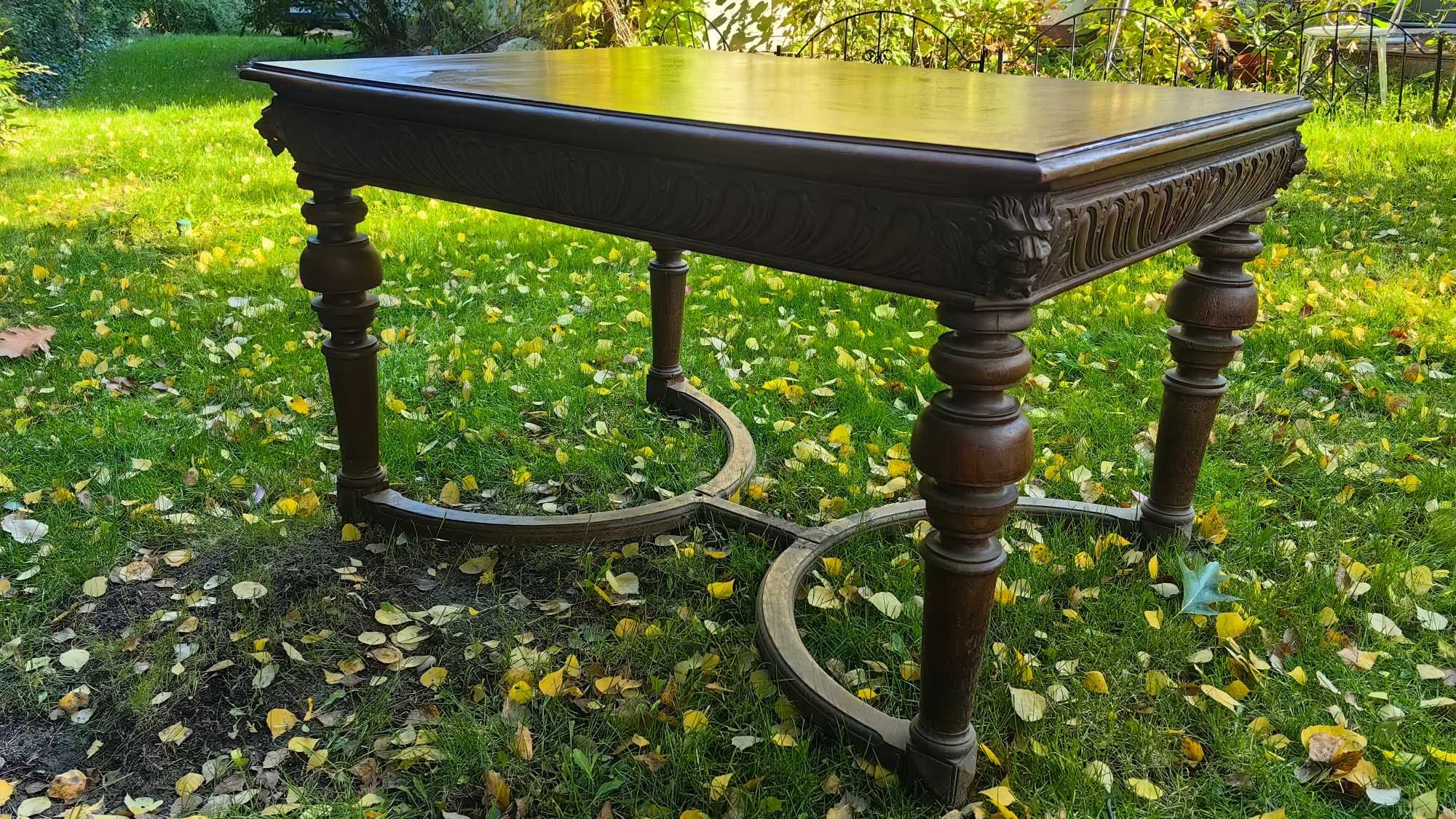 Drewniany solidny stół w stylu neorenesansowym