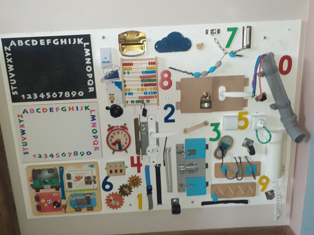 Ogromna tablica manipulacyjna edukacyjna na ścianę