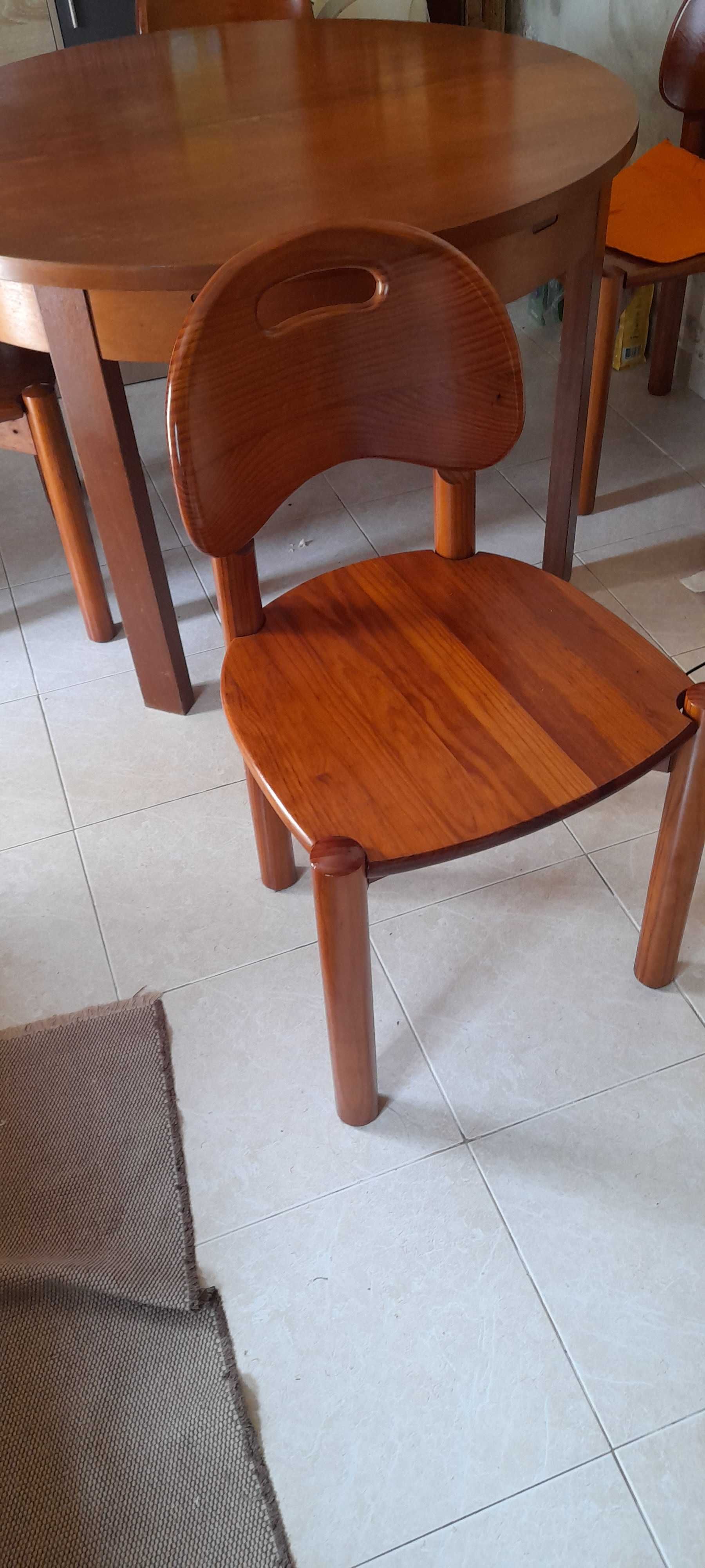 mesa de jantar com 6 cadeiras em madeira