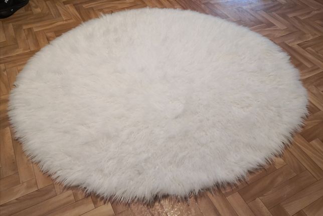 Włochaty biały dywan koło
