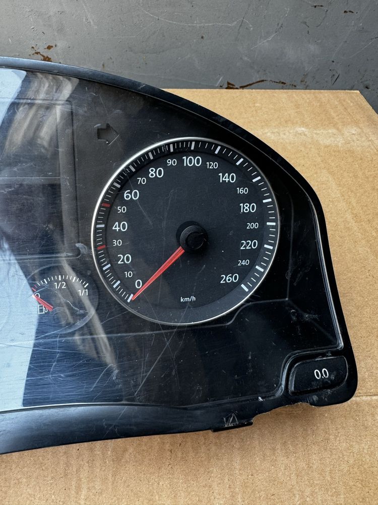Панель приборов Volkswagen Golf 5