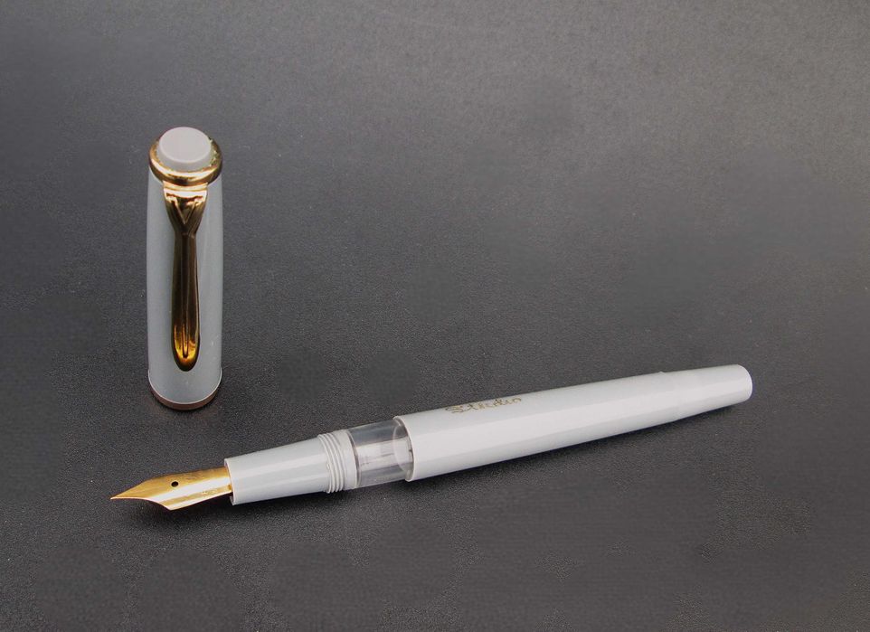 Antiga Caneta de Tinta Permanente STUDIO em cor Cinza - NUNCA USADA