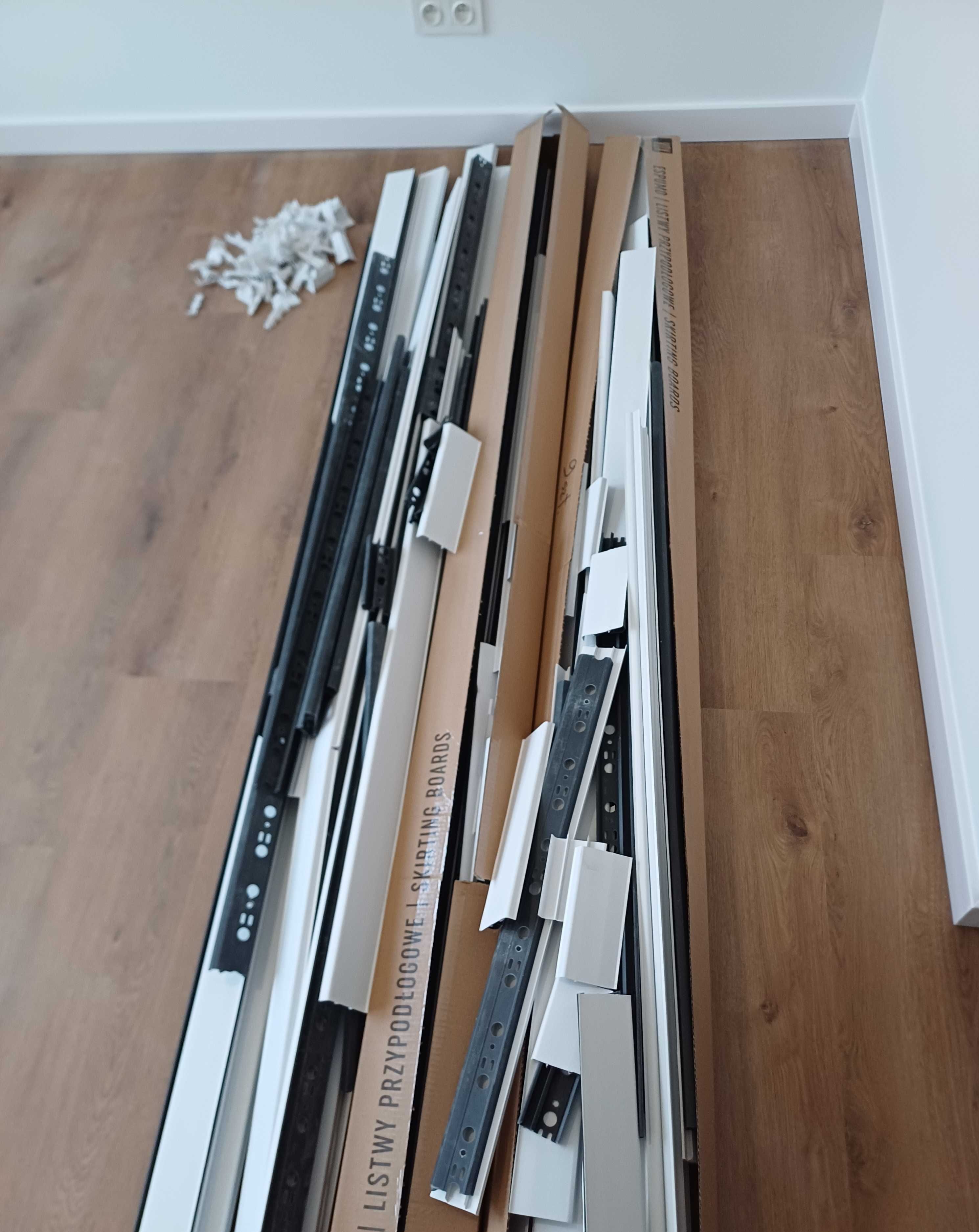 Listwy przypodłogowe plastikowe nowe.