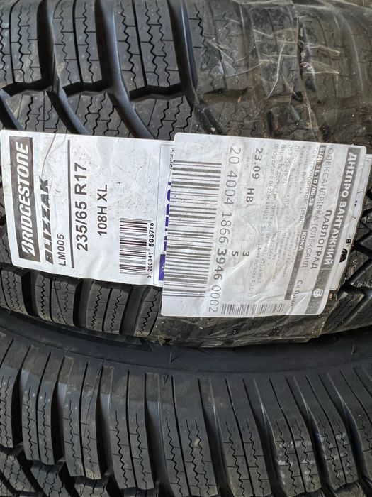Продам Новую резину 235 65 17 Зима