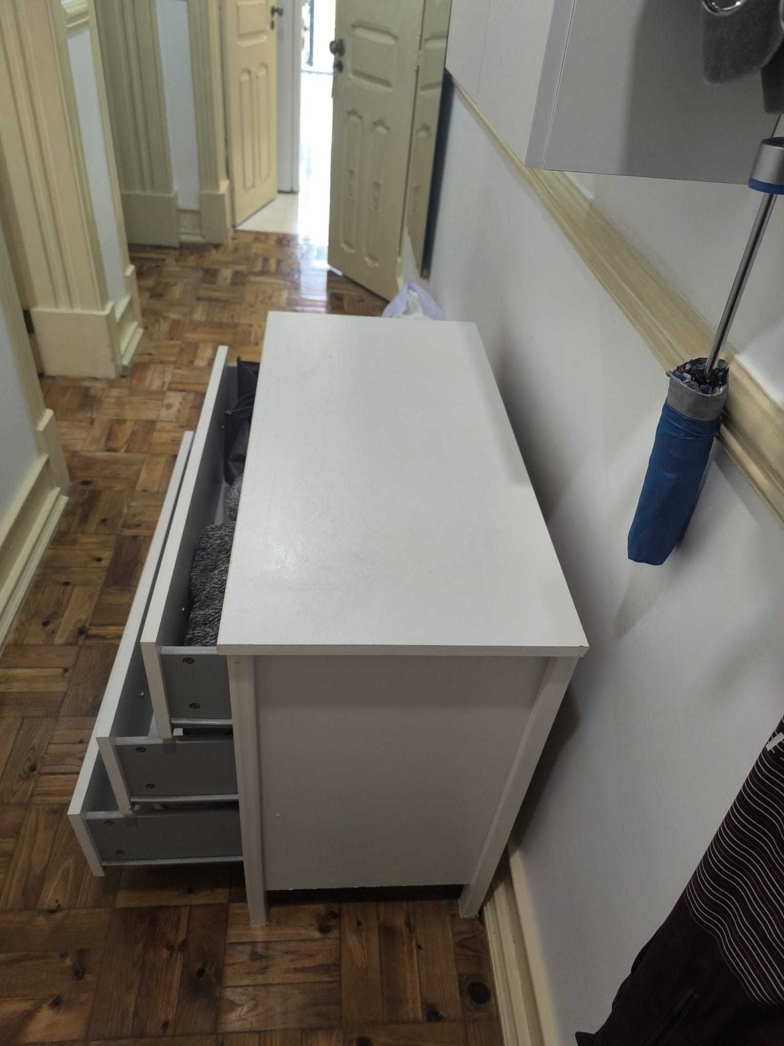 Conjunto de 2 colchões, 2 sommiers, 1 cómoda e 1 armário