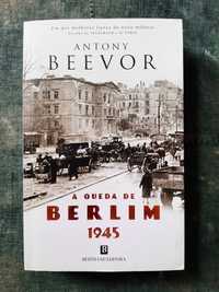 A queda de Berlim 1945. Livro como novo.