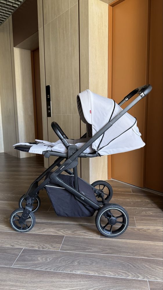 Прогулянкова коляска Carrello Alfa з реверсивним сидінням