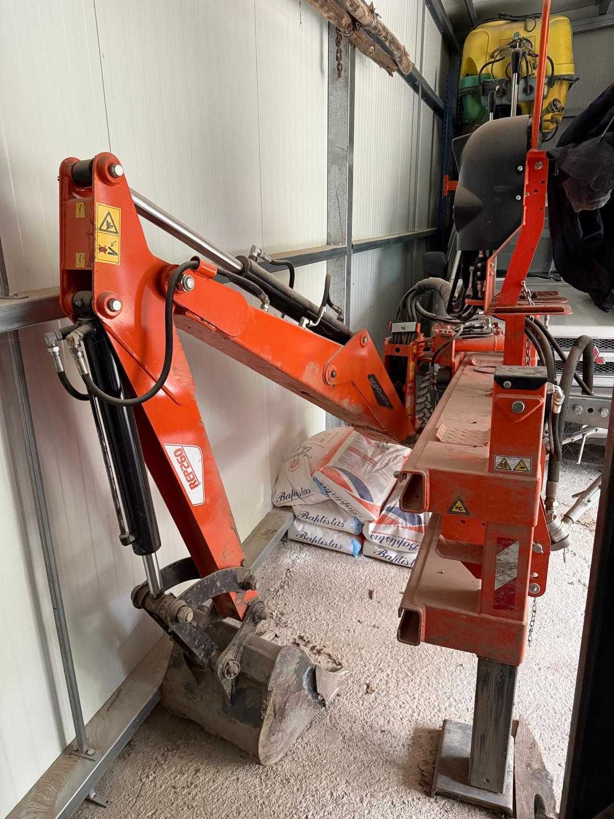 Retroescavadora (Retro) para trator REP260 C/Balde 40