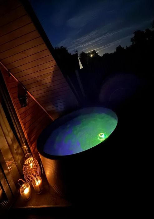 Domek z jacuzzi nad jeziorem (ognisko,duża wanna)