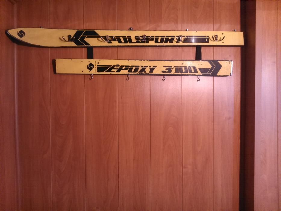 wieszak na ubrania z narty UPCYCLING garderoba