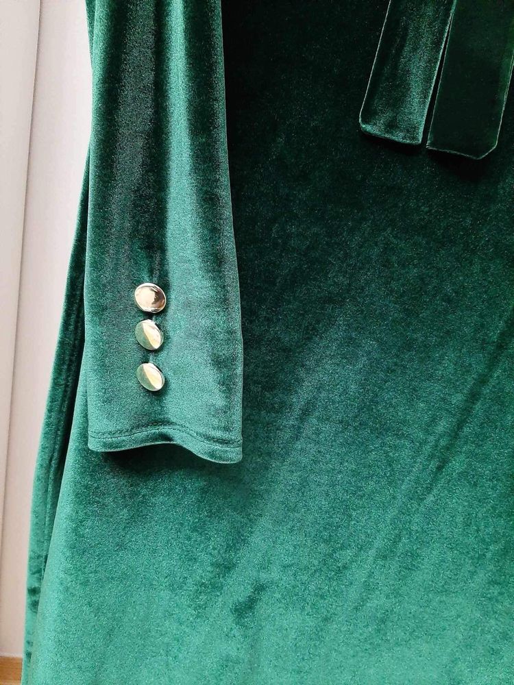 Krótka zielona welurowa sukienka z paskiem