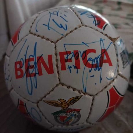 Bola Benfica Campeão 2004/2005 autografada pelos jogadores