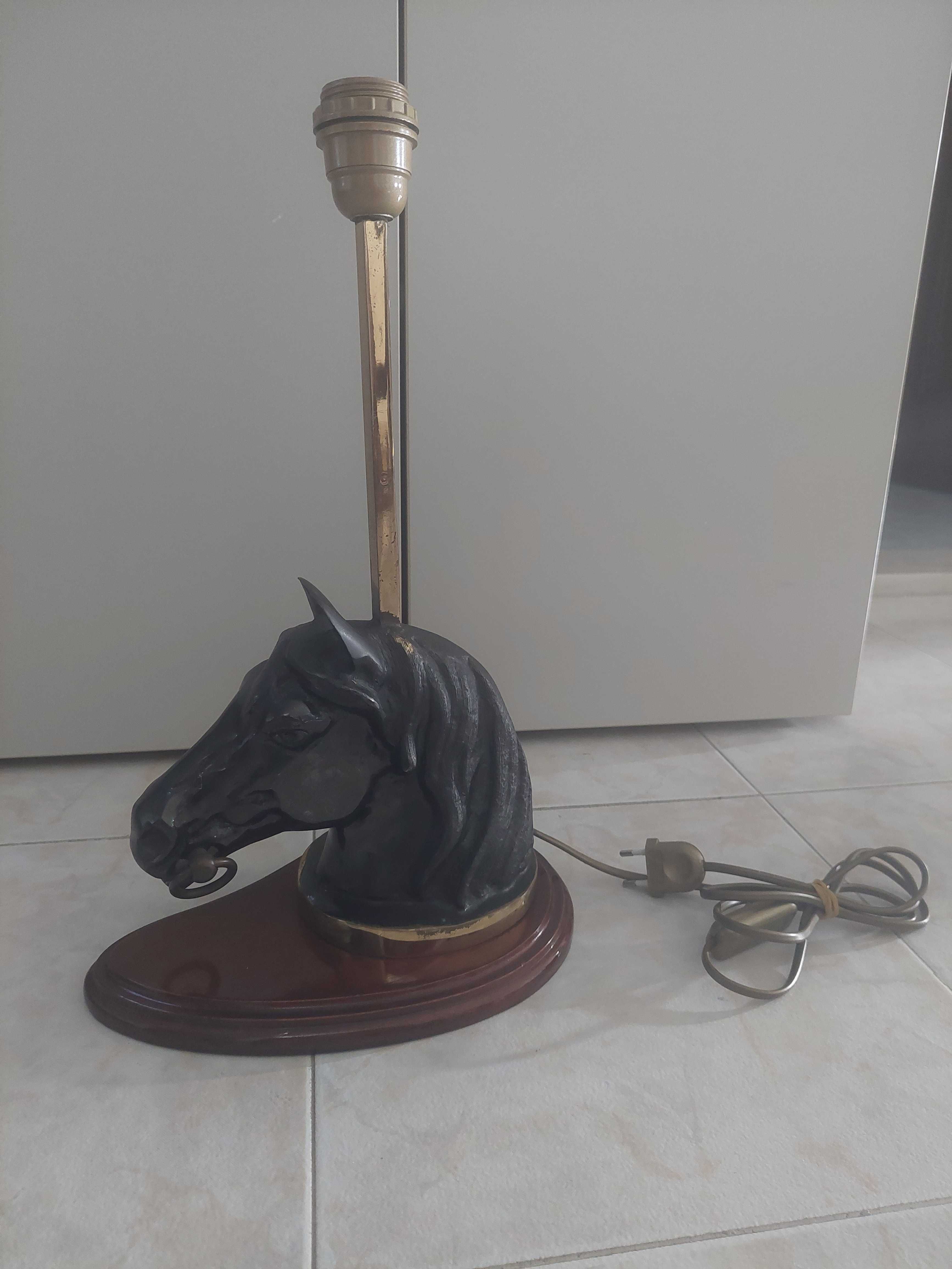 Base de candeeiro em madeira com cabeça de cavalo.