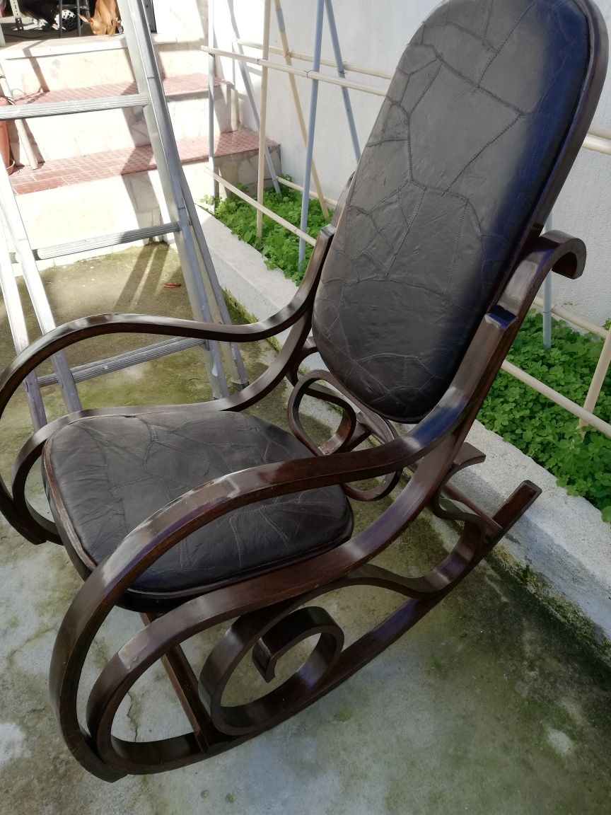 Cadeira de baloiço em bom estado