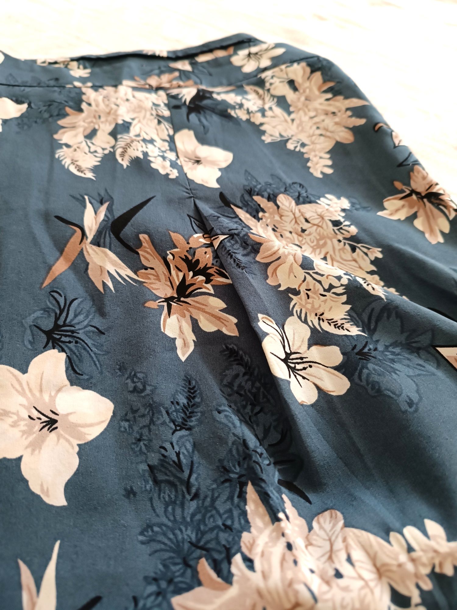 Śliczne niebieskie luźne spodnie shein 4xl 48 w kwiaty Bezowe
