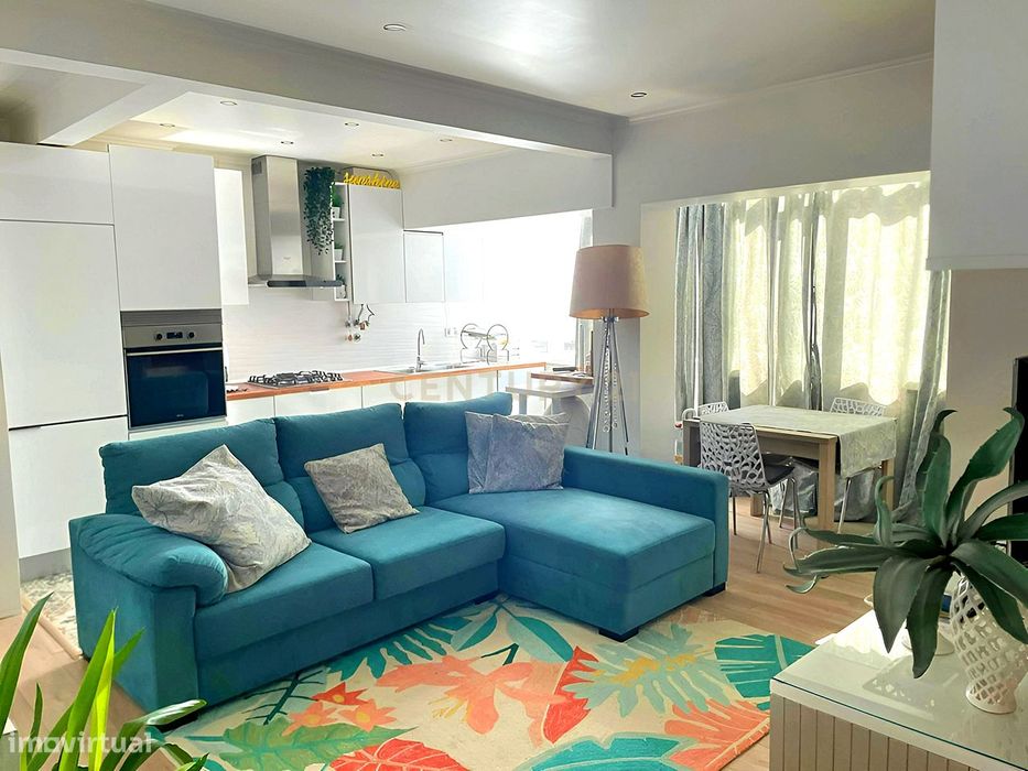 Apartamento T2 remodelado com suite e vista rio