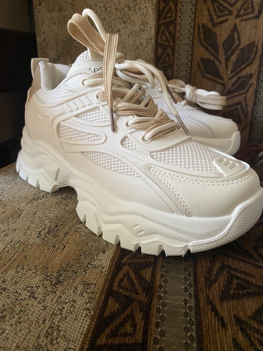 Кросівки спортивне взуття жіноче 38 розмір