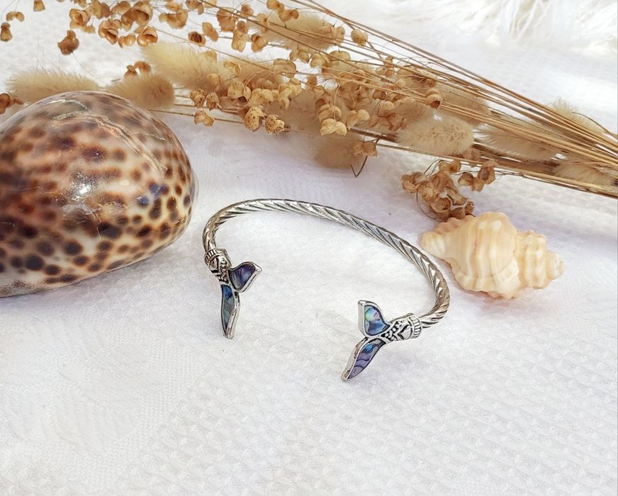 Pulseira de metal prateada com cauda de peixe