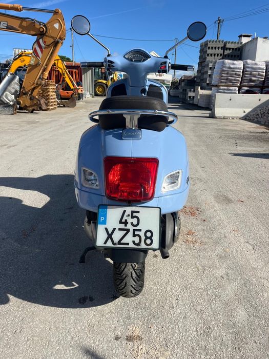 vespa GTS 300 azul