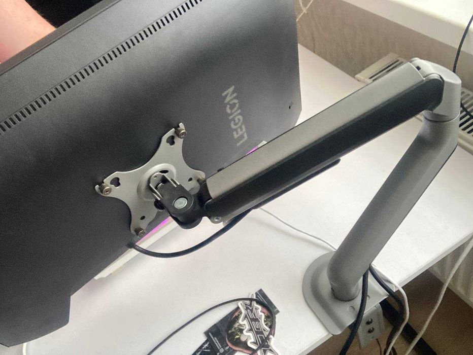 Комп'ютер, периферія, монітор та стіл