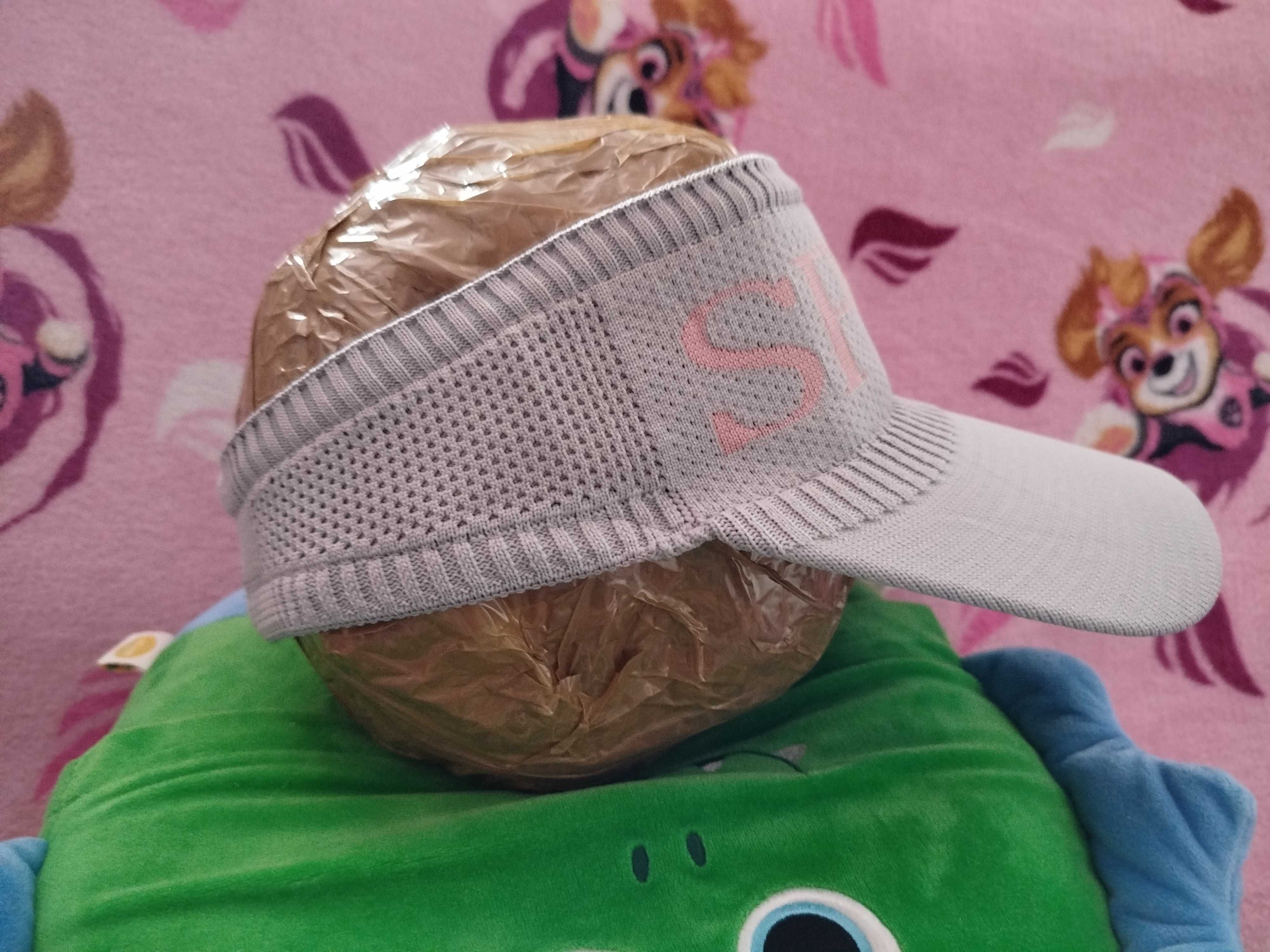 Czapka z daszkiem (bejsbolówka) z otworem na kucyk.