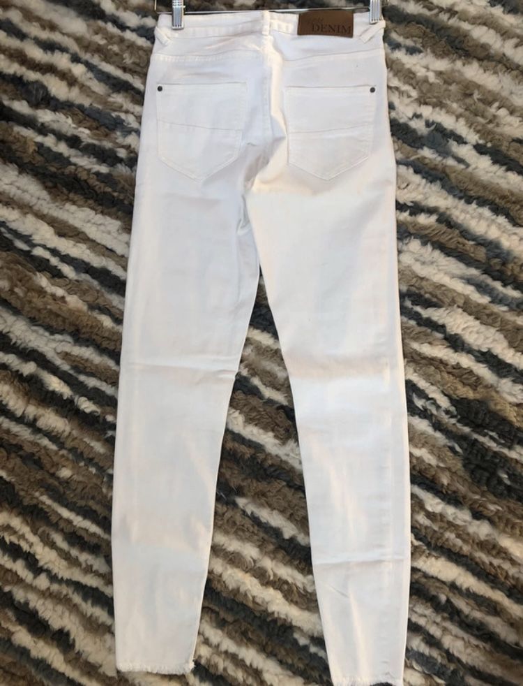 Białe spodnie rurki