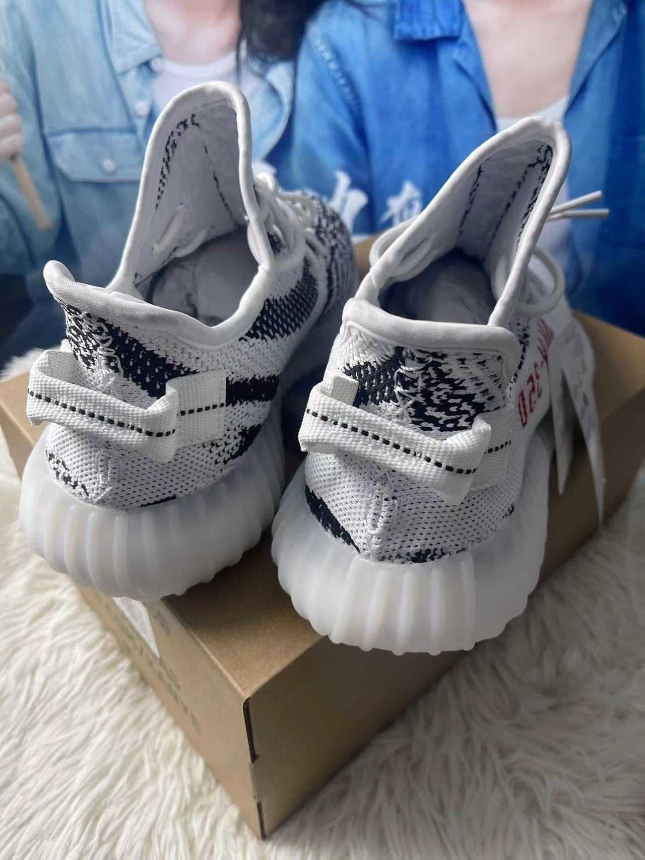 Buty adidasYeezy 350 V2 Zebra sportowe rozmiar.38