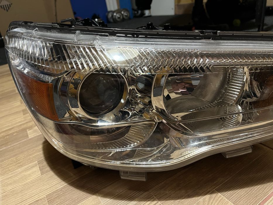 Фара Оригінал Міцубісі Аутлендер